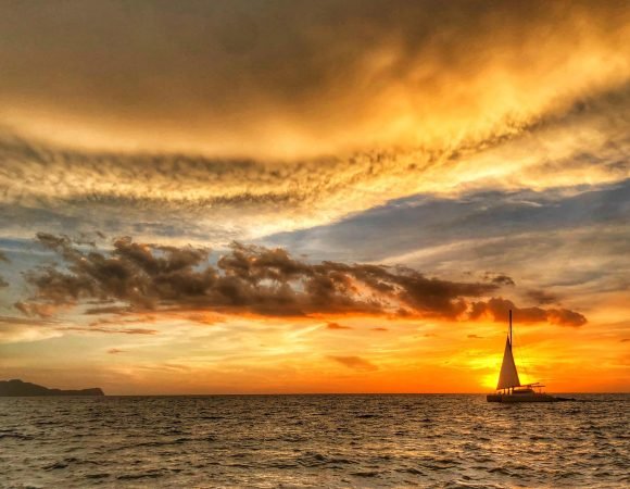 CATAMARAN OR SAILBOAT SAIL & SNORKEL